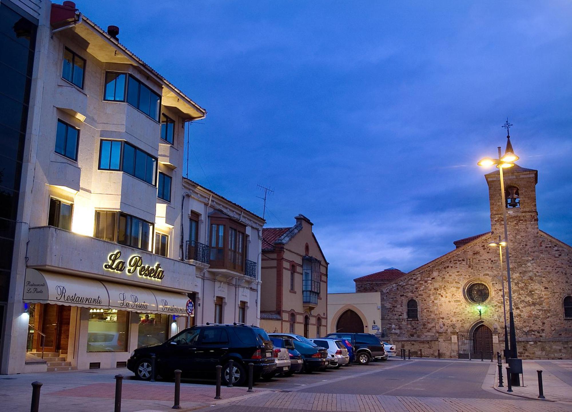 Hotel Restaurante La Peseta アストルガ エクステリア 写真