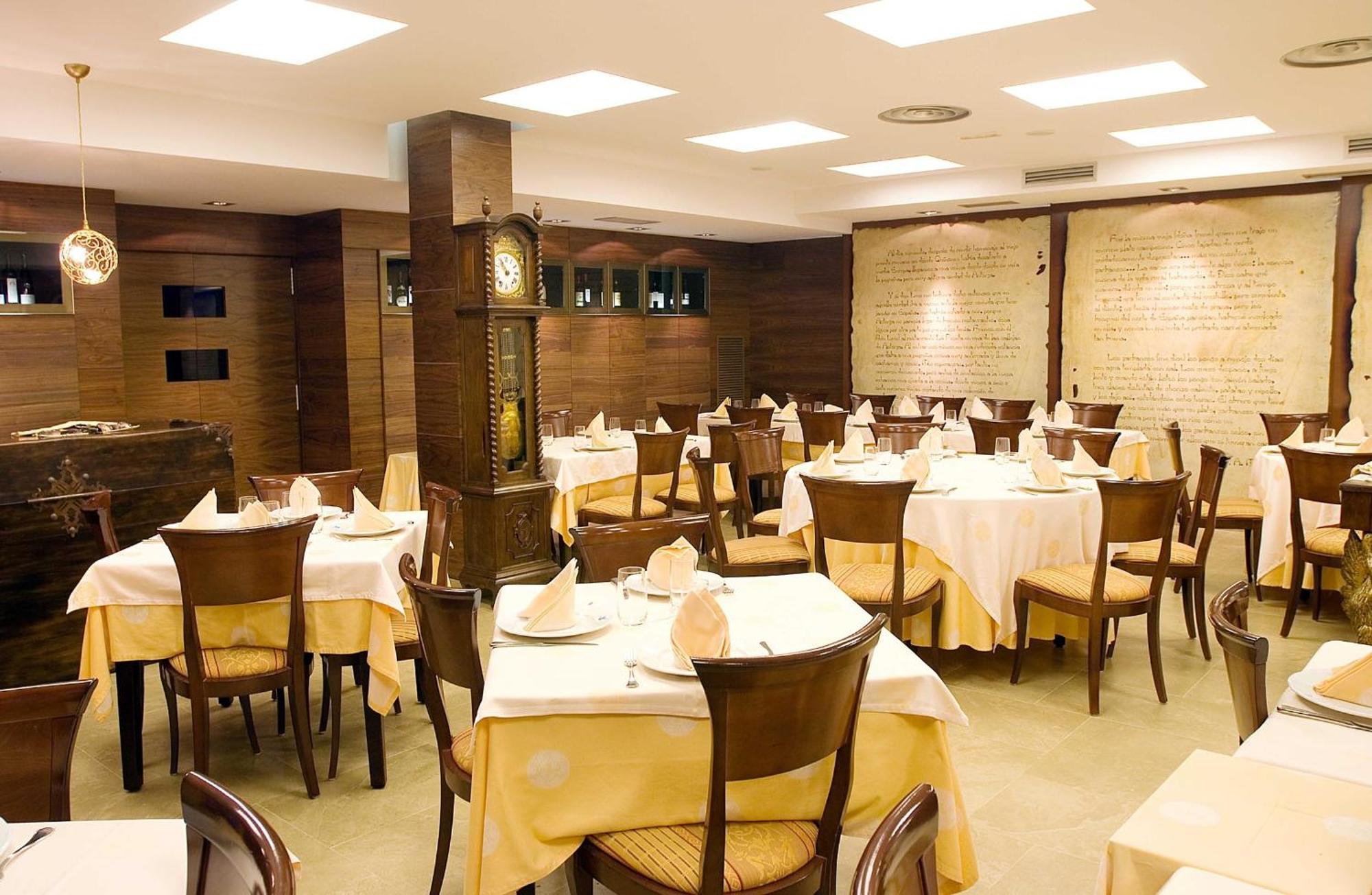 Hotel Restaurante La Peseta アストルガ エクステリア 写真