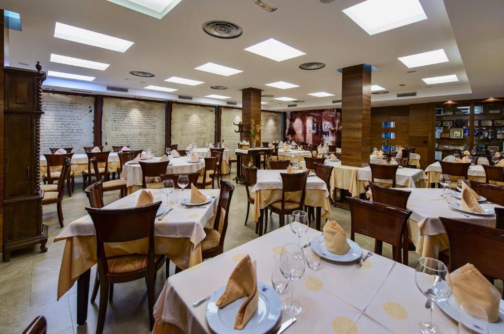 Hotel Restaurante La Peseta アストルガ エクステリア 写真